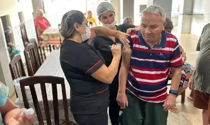 Idosos do ILPI recebem dose da vacina contra o vírus da Influenza