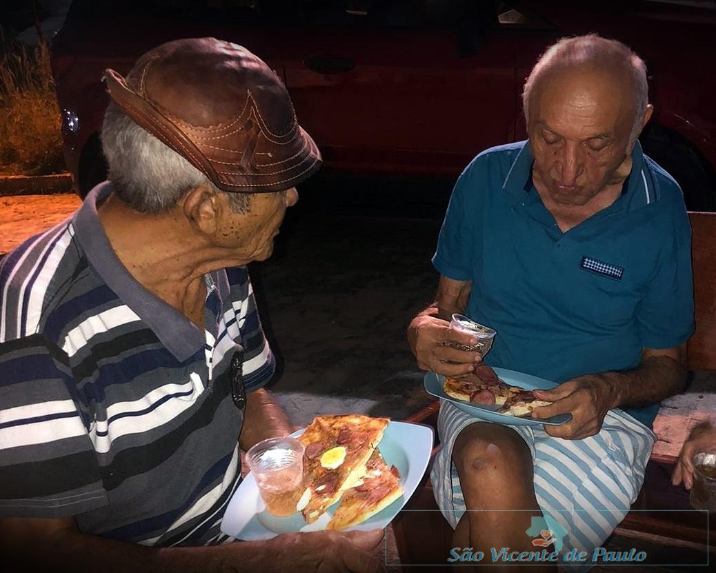 Noite da pizza reúne idosos para degustação, com música, alegria e descontração