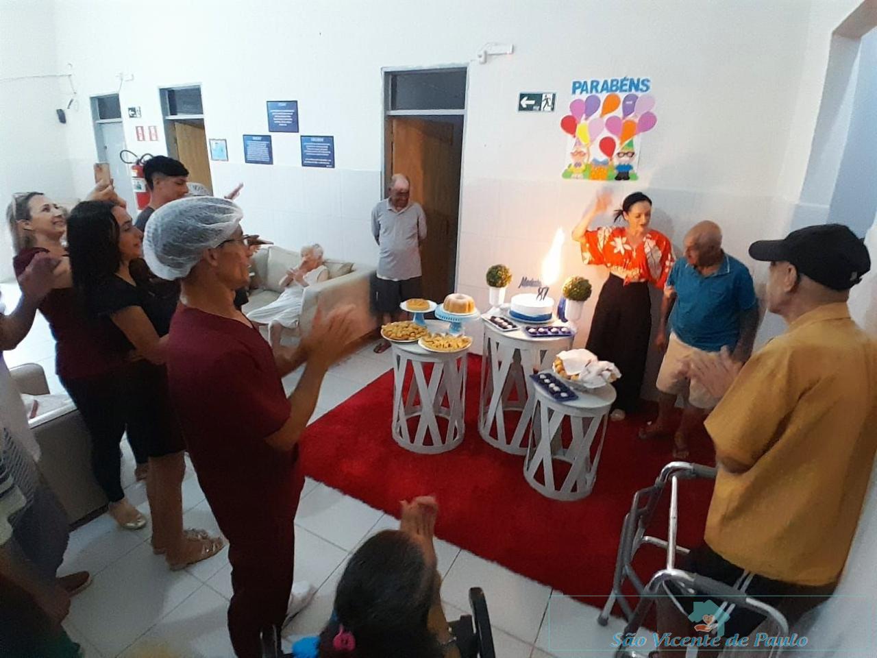 Filha faz festa de aniversário para idoso da ILPI São Vicente de Paulo