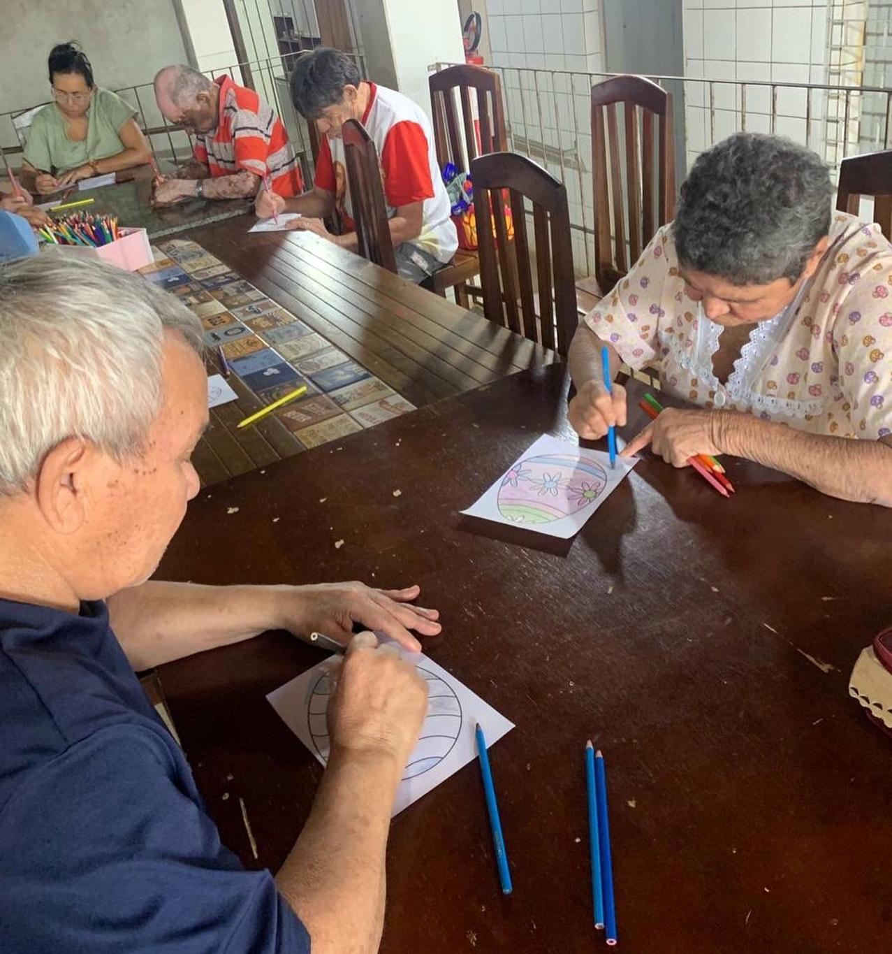 Atividade alusiva à Páscoa usando a arteterapia