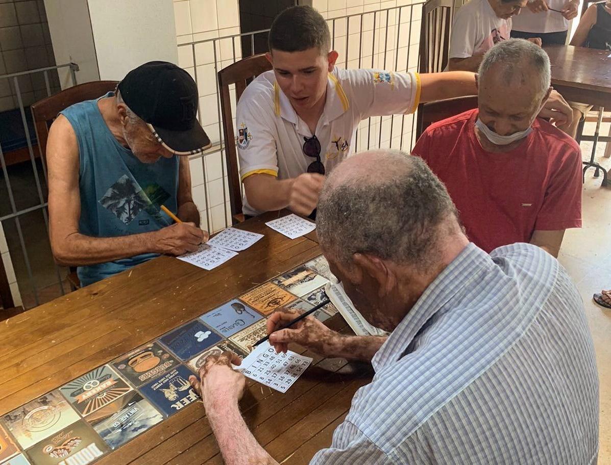 Jovens do EJC enchem nosso abrigo de sorrisos e amor durante visita