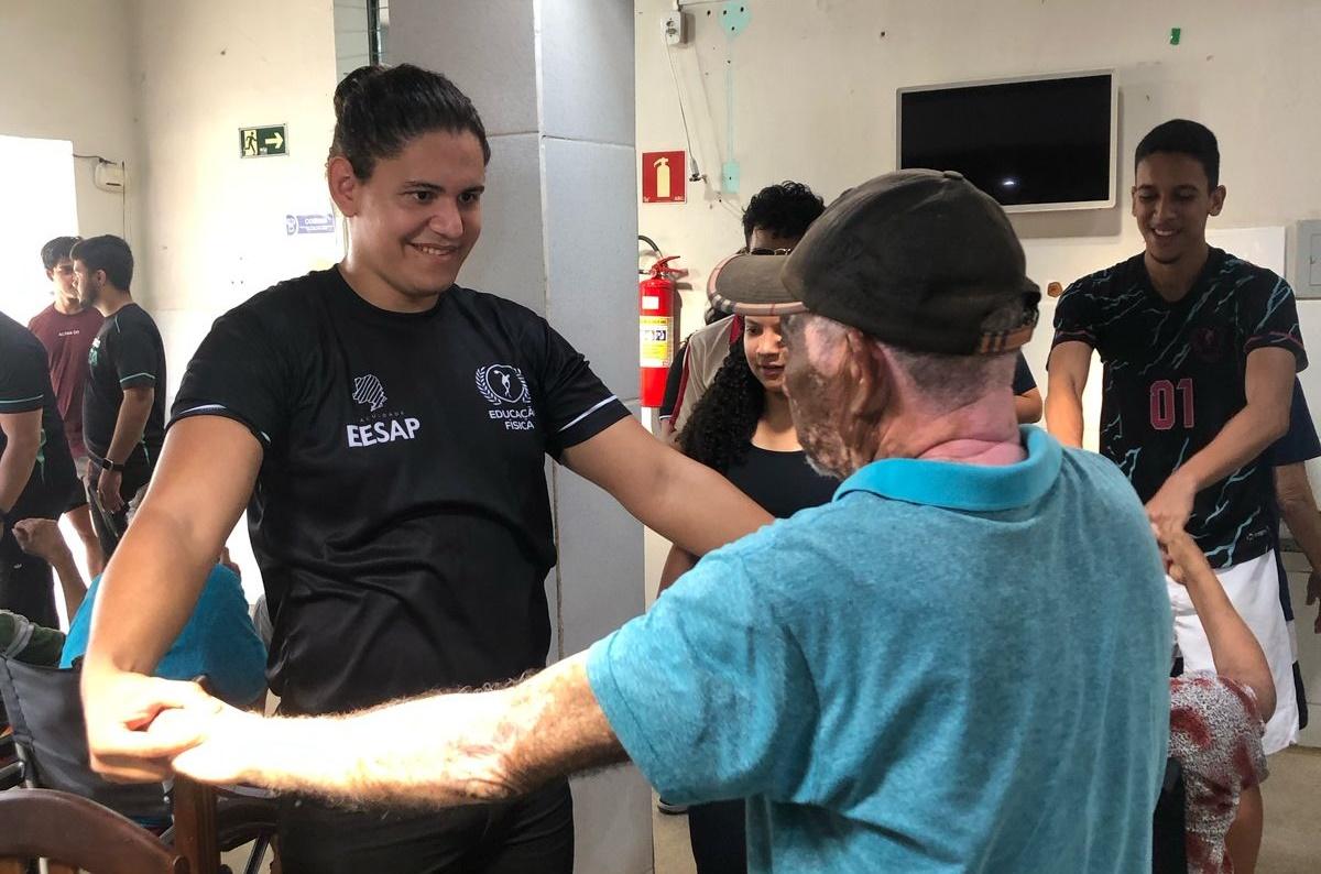 Alunos da Faculdade EESAP realizam ação com idosos