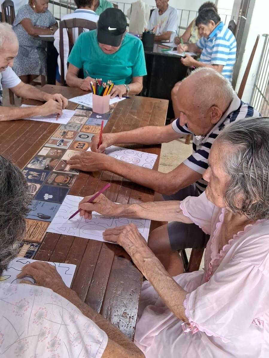 Momento de aprendizado e alfabetização para os nossos querido idosos