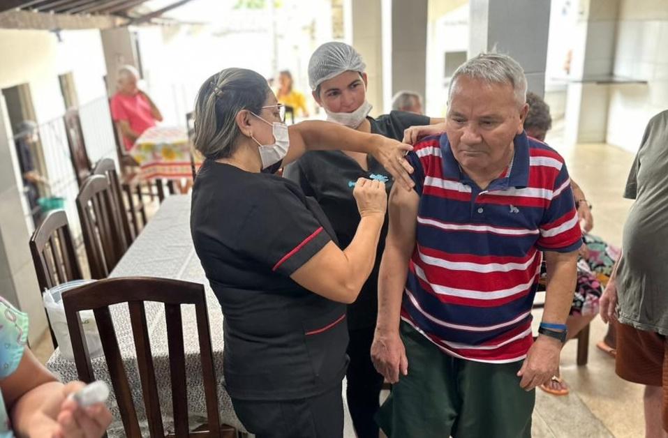 Idosos do ILPI recebem dose da vacina contra o vírus da Influenza